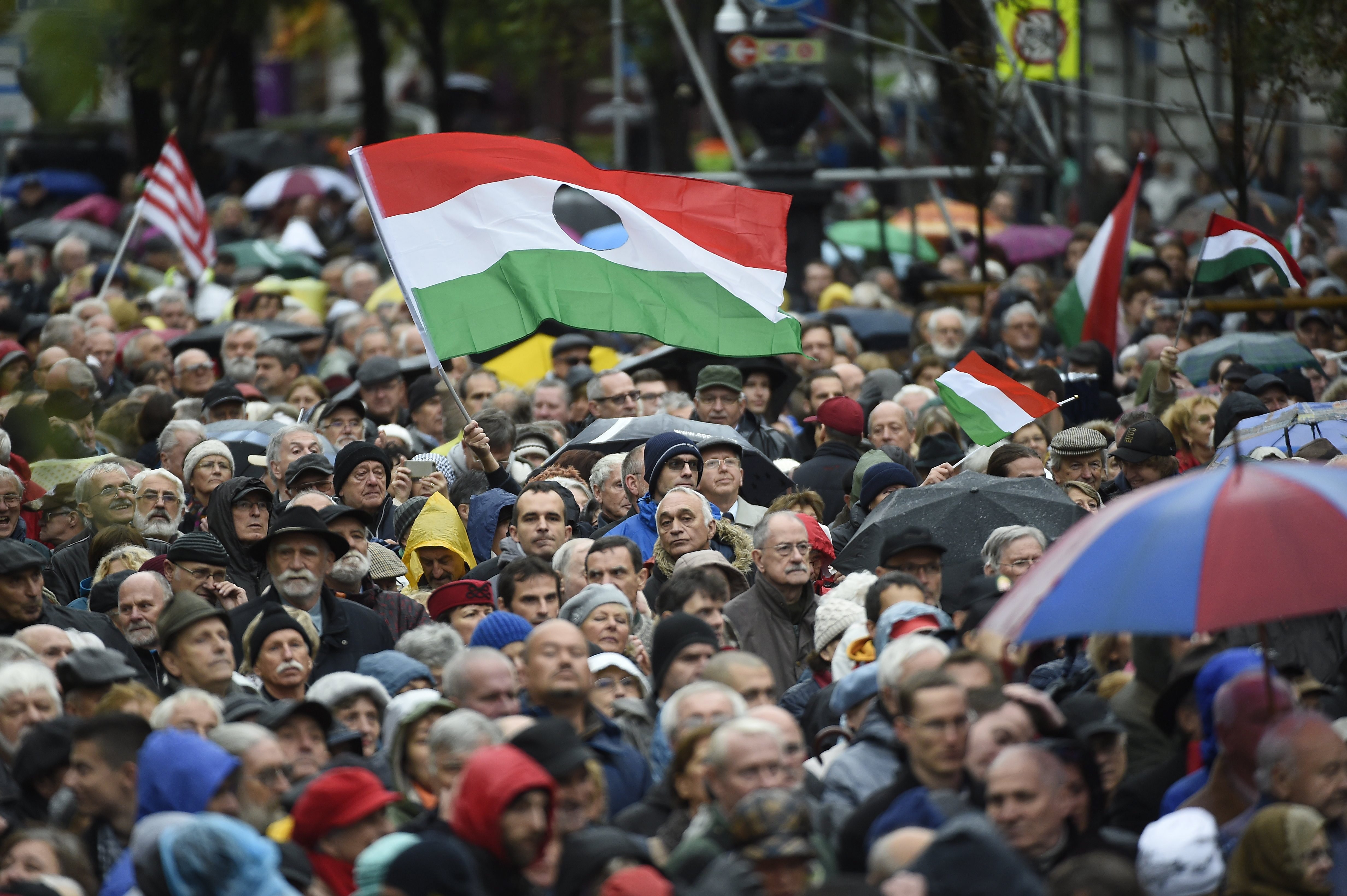 Budapest, 2017. október 23.
Résztvevõk az 1956-os forradalom és szabadságharc emléknapján tartott állami ünnepségen a Terror Háza Múzeum elõtt 2017. október 23-án.
MTI Fotó: Kovács Tamás
